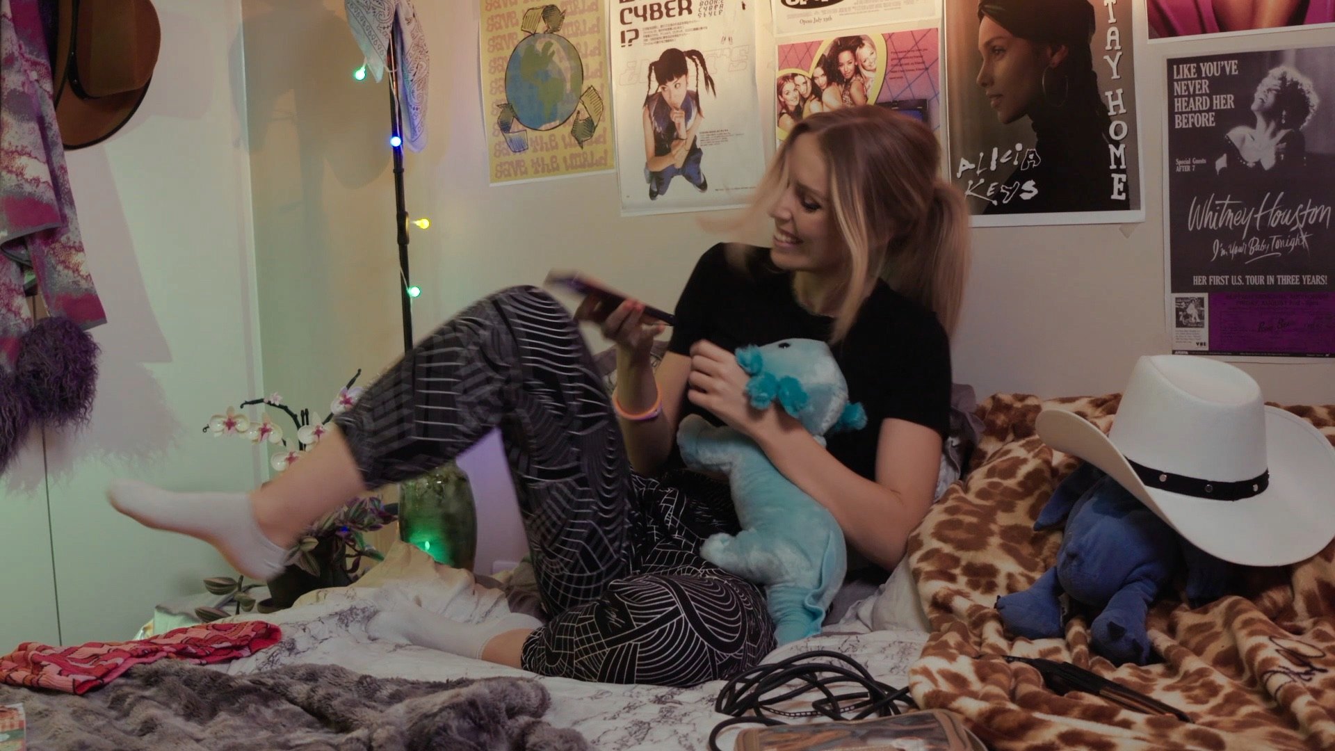 QWRKI — bedroom interior with girl on bed